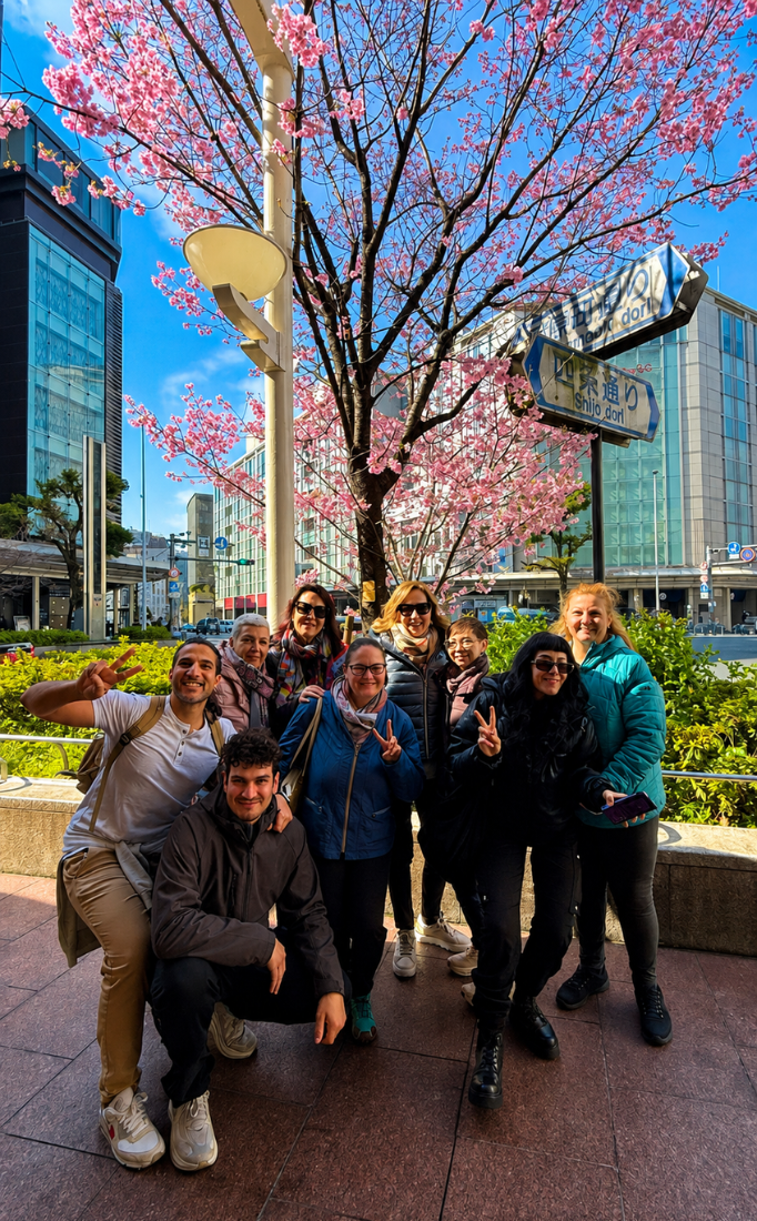 Gruppo in viaggio, sotto un albero di ciliegio in fiore