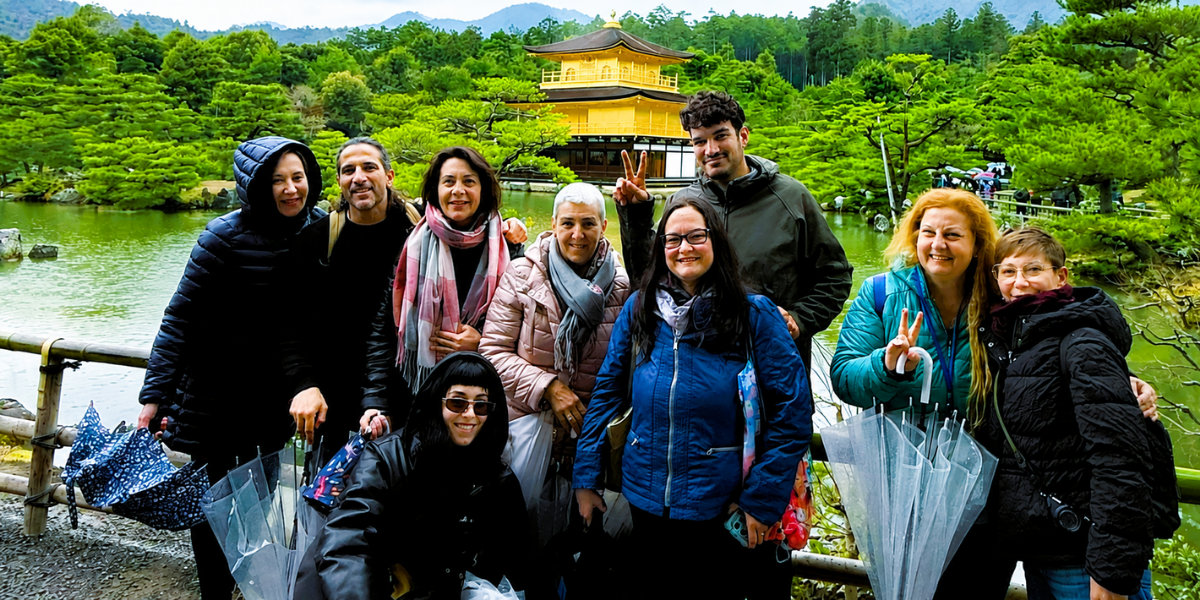 Gruppo in posa davanti al Kinkakuji di Kyoto