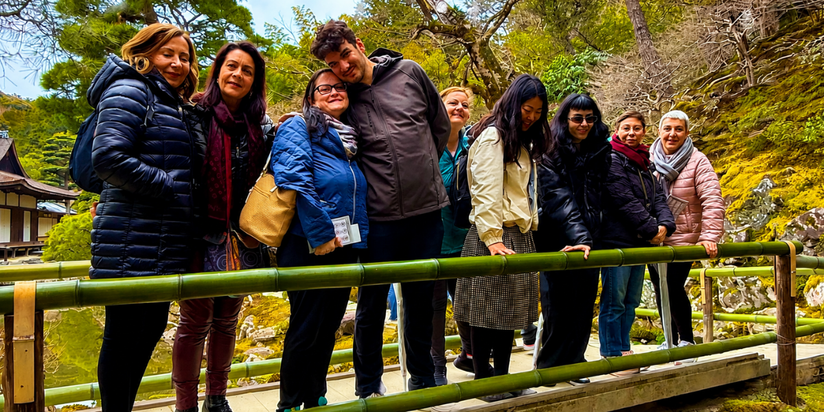 Gruppo di viaggio su un ponte del Sentiero del Filosofo a Kyoto