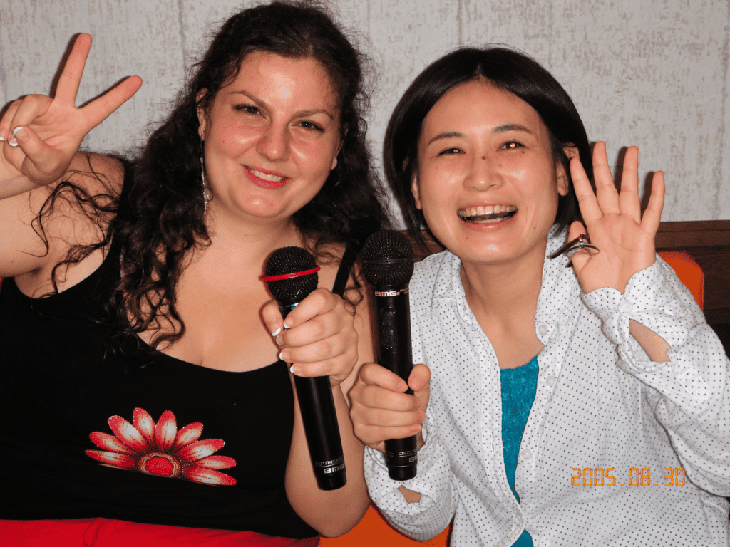 Emy al Karaoke con un'amica