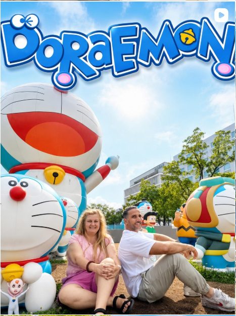 Foto di copertina dal feed Instagram con Emy e Morris circondati da tanti Doaraemon diversi di dimensione umana, con la scritta "Doraemon"