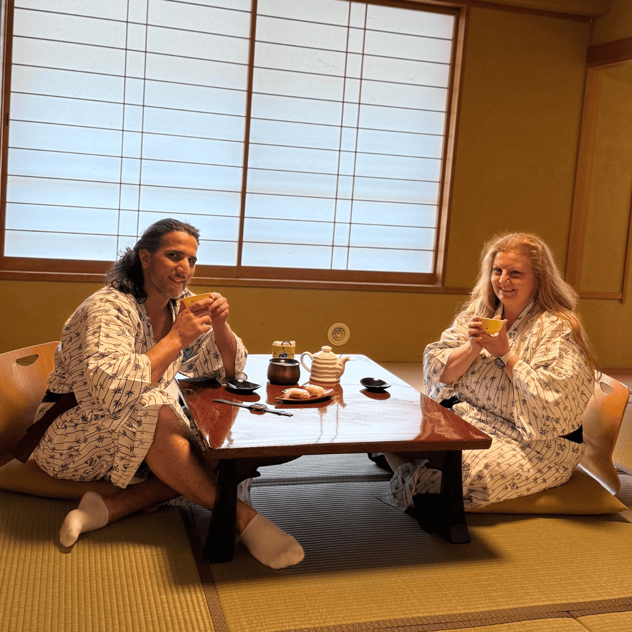 Emy e Morris seduti sul tatami ad un tavolino basso in un ryokan