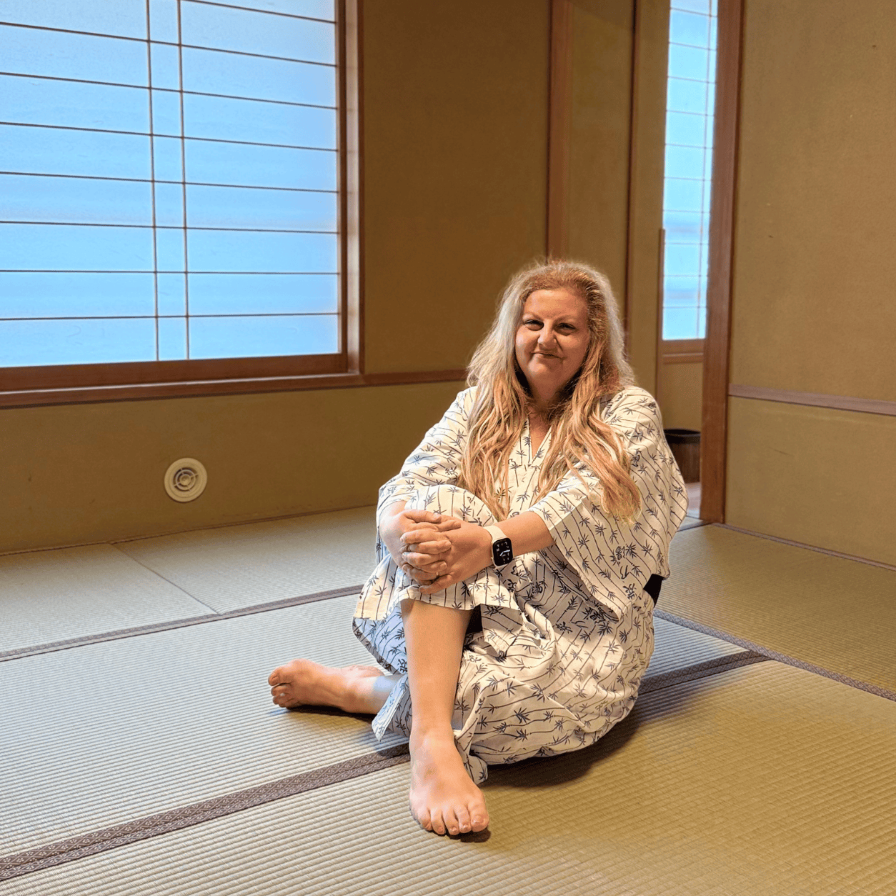 Emy, in yukata, seduta sul tatami in un ryokan