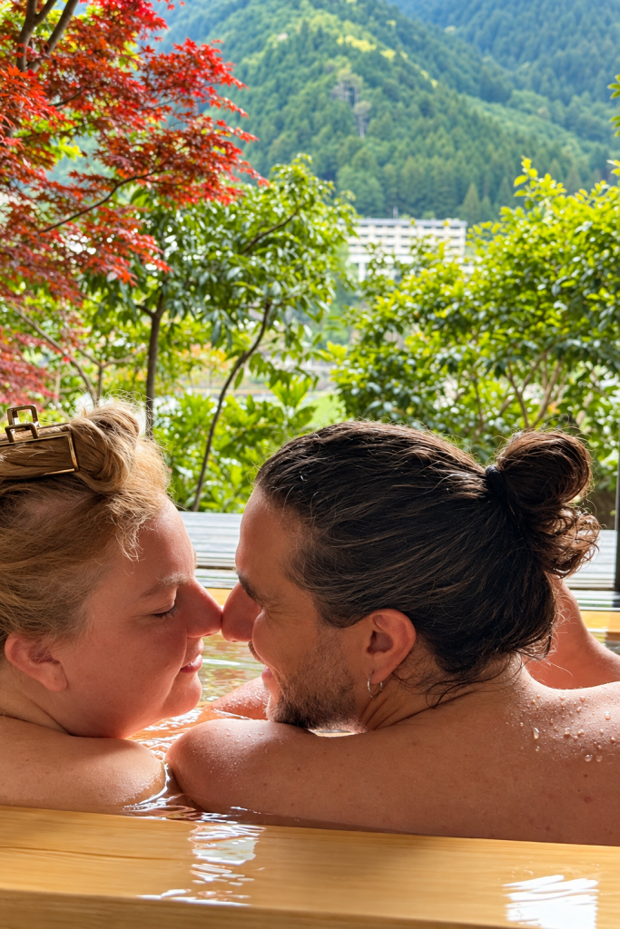 Emy e Morris sin un Onsen privato a Gero Onsen in Giappone