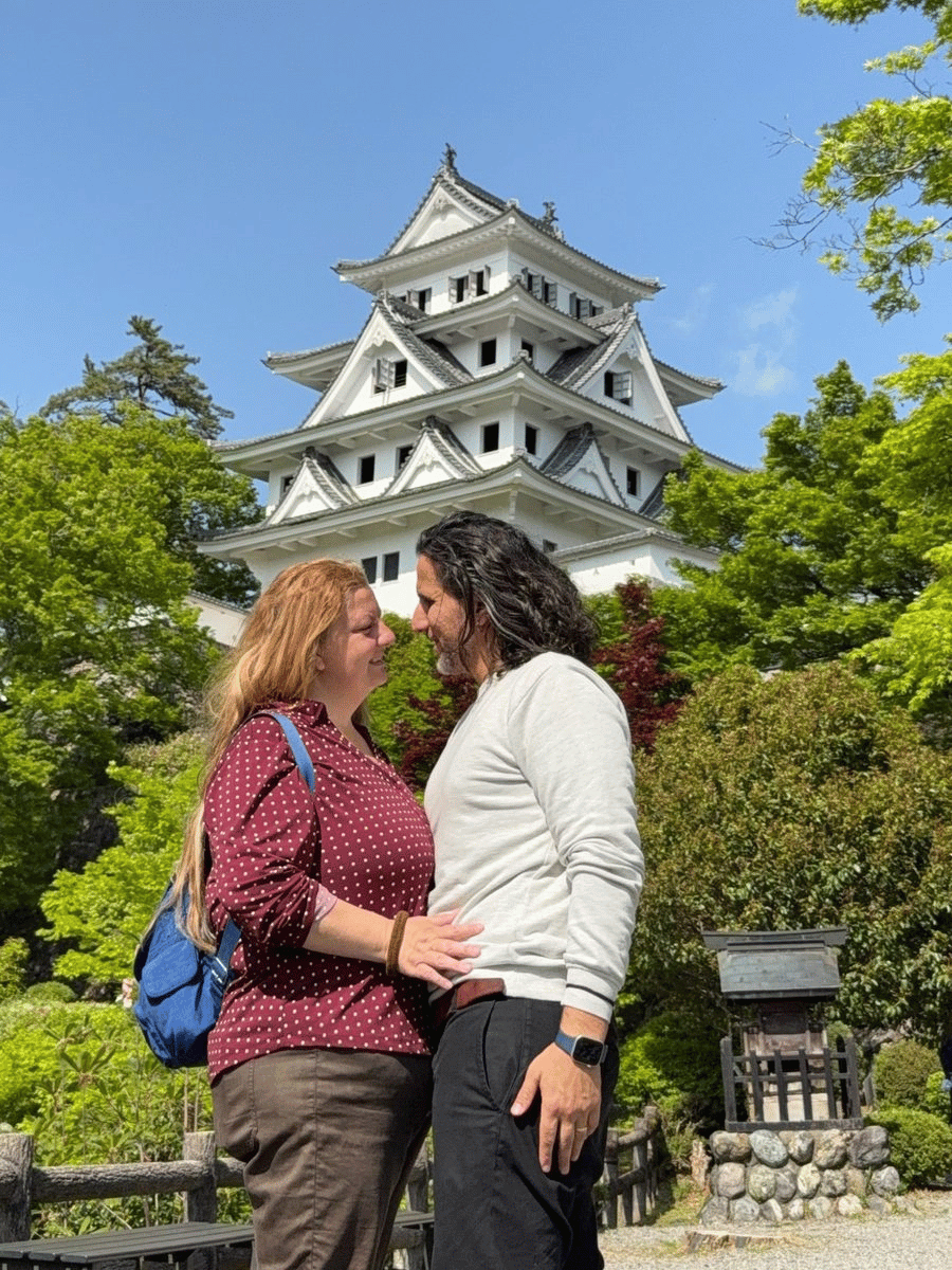 Emy e morris si guardano negli occhi davanti al castello di Gujo Hachiman in Giappone