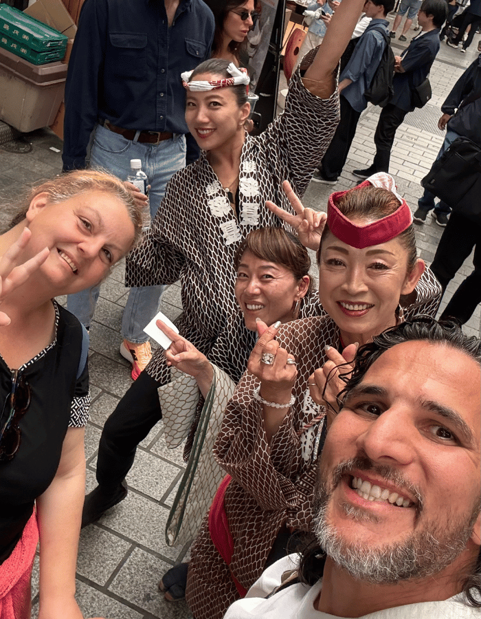 Emy e Morris fanno un selfie con le portatrici di Omikoshi, l'altarino delle processioni