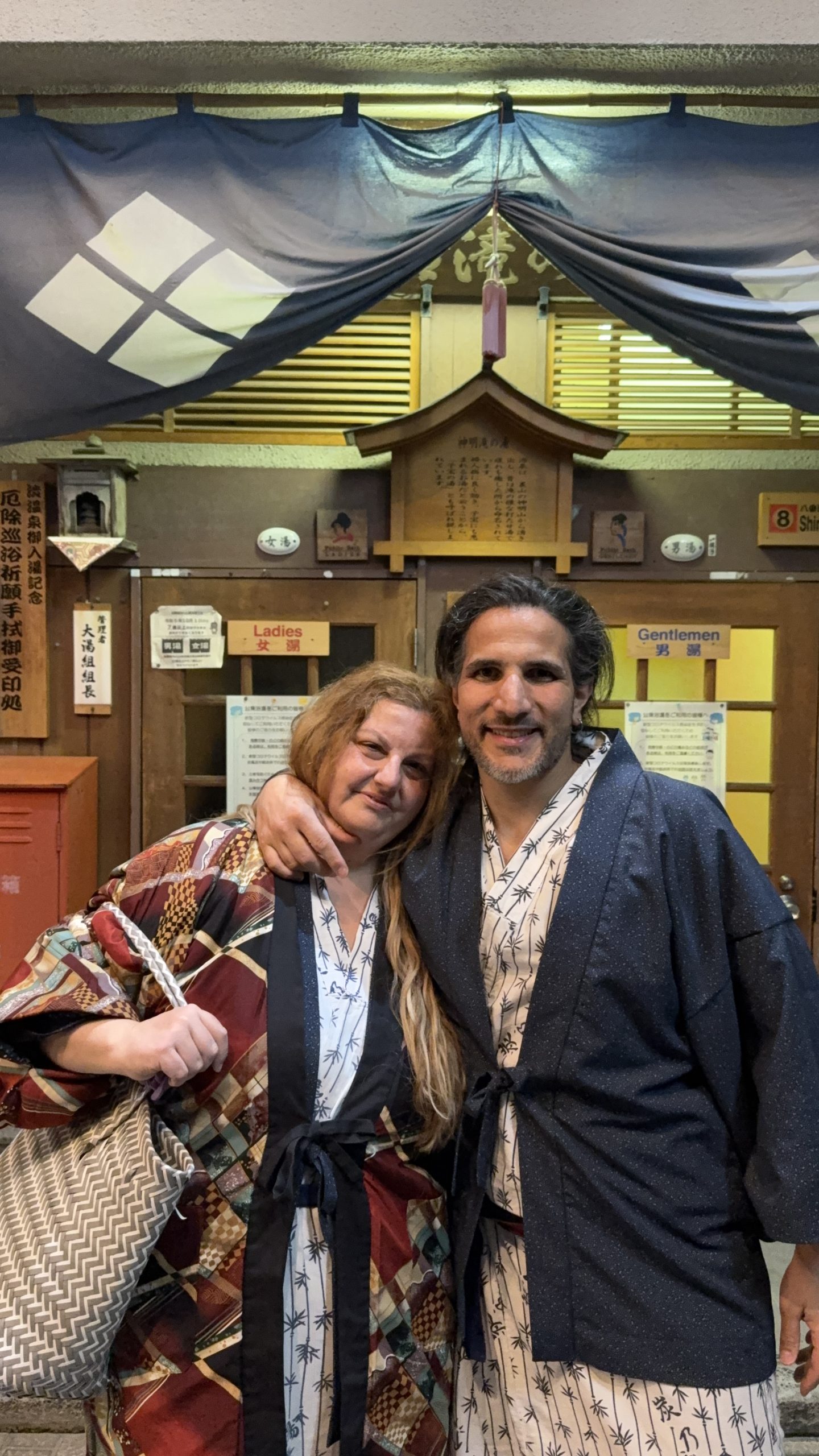 Emy e Morris in abiti tradizionali a Shibu Onsen
