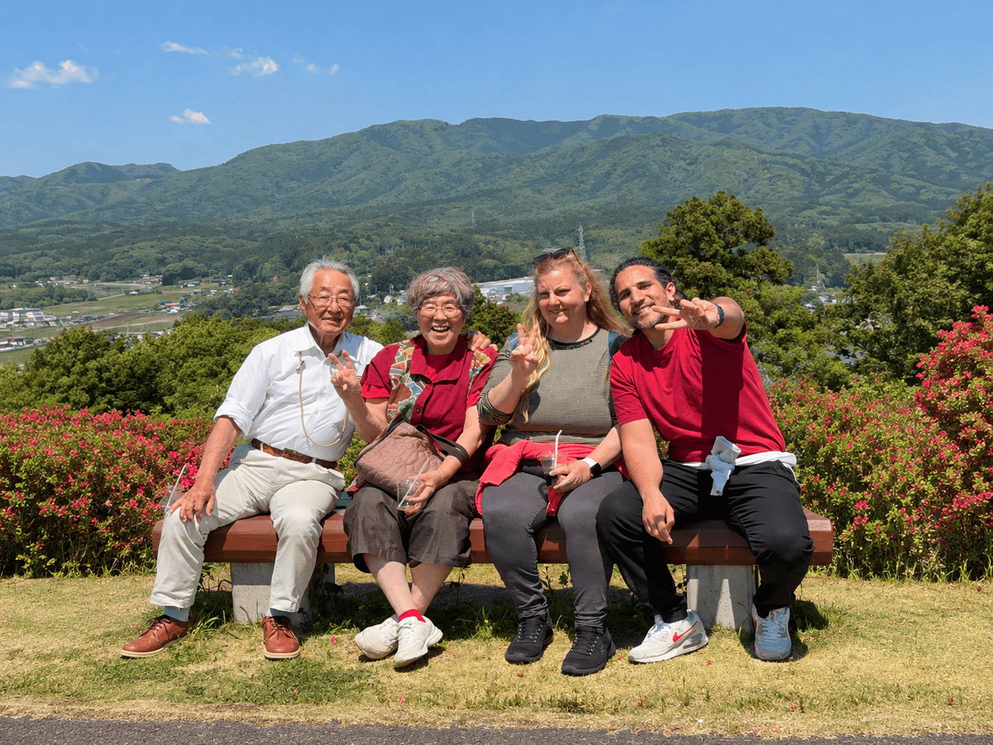 Emy e Morris con i loro 'genitori giapponesi'