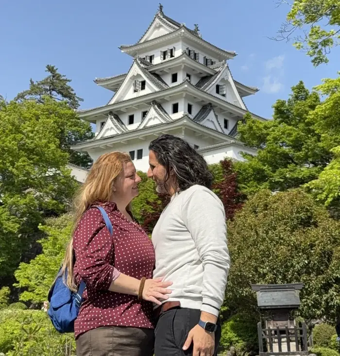 Emy e Morris si guardano negli occhi con sullo sfondo il Castello di Gujo Hachiman